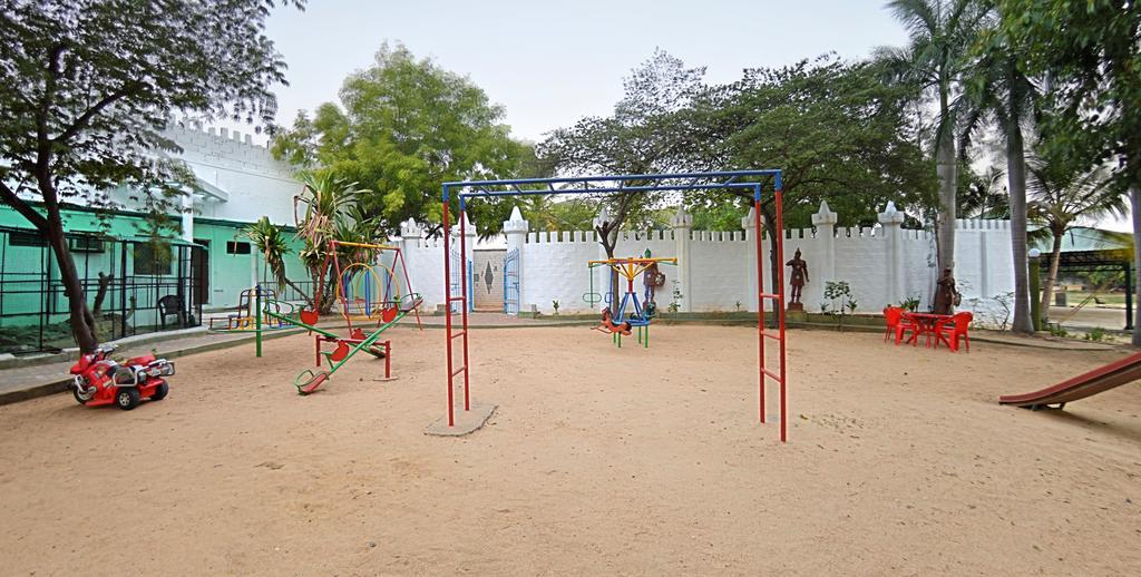 Royal Club Chennai Bagian luar foto