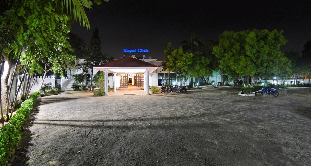 Royal Club Chennai Bagian luar foto