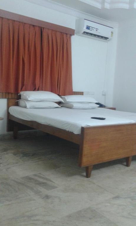 Royal Club Chennai Bagian luar foto