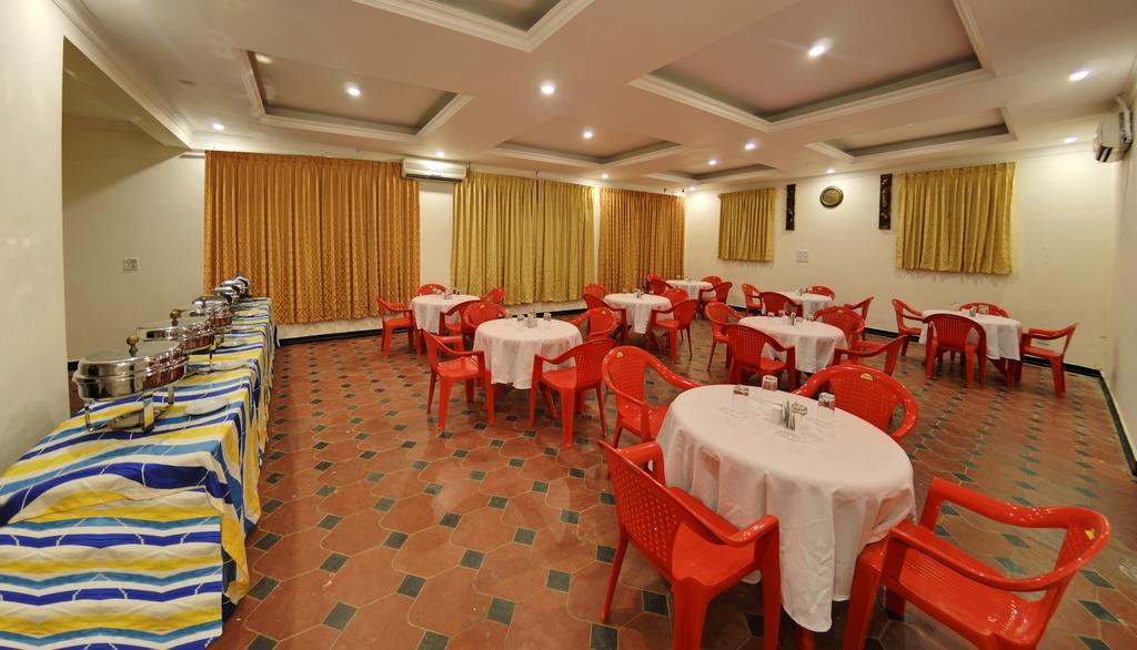 Royal Club Chennai Bagian luar foto