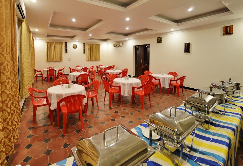 Royal Club Chennai Bagian luar foto