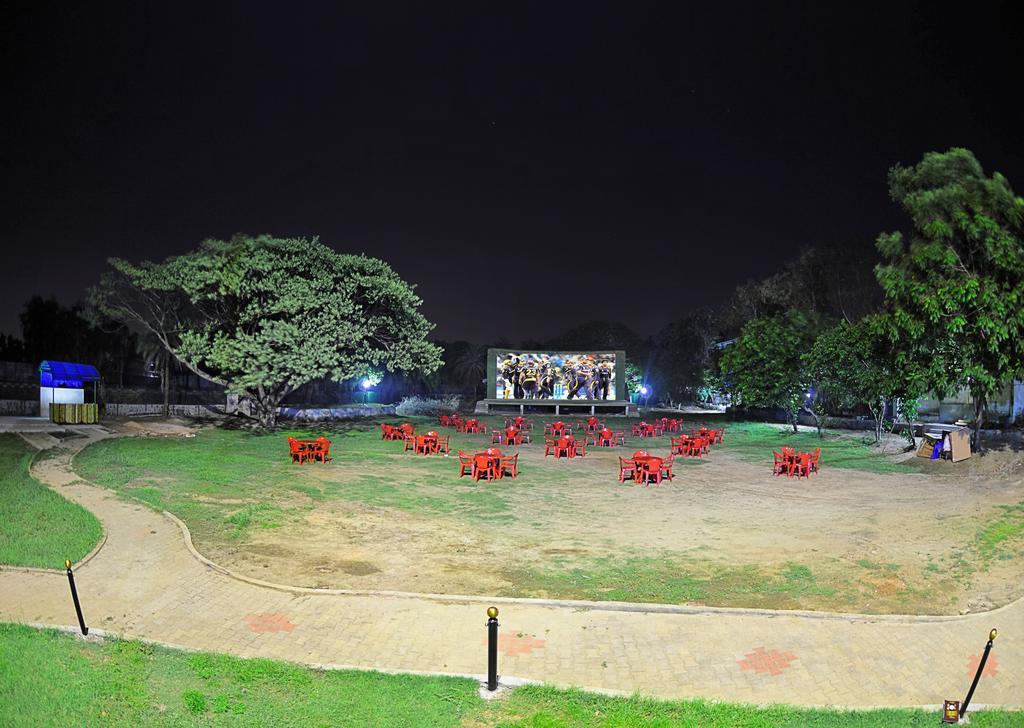 Royal Club Chennai Bagian luar foto